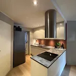 Stylish 2br With Patio And Smart Tv - 10 Min To Bryggen Apartmán *
